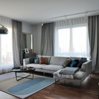 Rohový obývací pokoj se dvěma okny