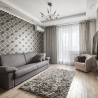 Dekorace interiéru obývacího pokoje v šedých tónech