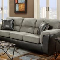 Læderpuder på en grå sofa