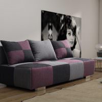 Pohovka s tříbarevným čalouněním v obývacím pokoji panelového domu