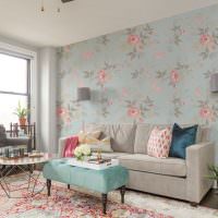 Zdobení stěn obývacího pokoje květinovými tapetami