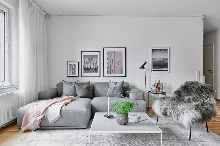 Světle šedý koberec na podlaze obývacího pokoje