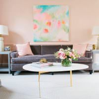 Design obývacího pokoje s růžovými stěnami