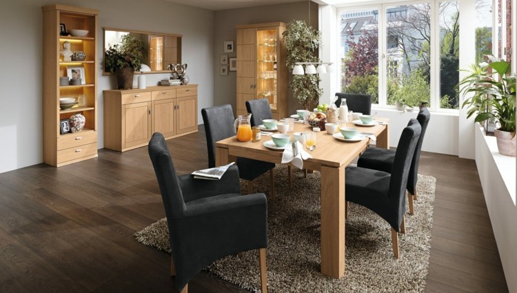 spisestue-møbler-elegant-stil-sort-polstrede stole-dybt-bunketæppe