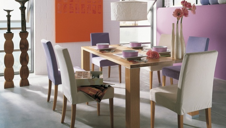spisestue-møbler-smarte-lavendelstole-gammelt-hvidt-træ-bord
