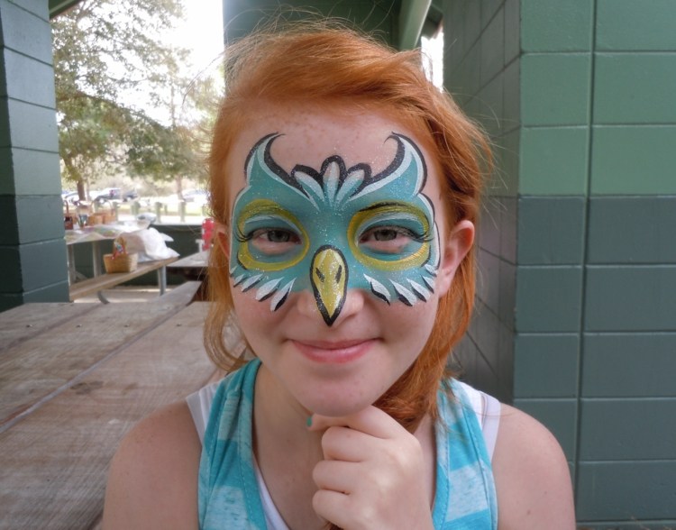 ansigtsmaling til karneval ugle, der anvender make-up pige