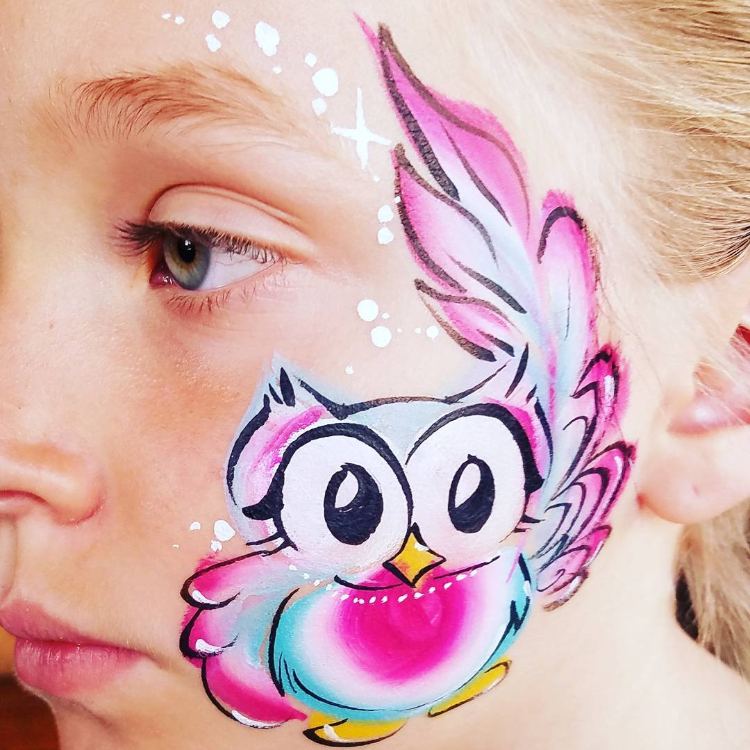 make-up skabeloner til karnevalbarn som ugle lagde makeup på kinden