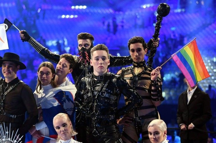 deltagere fra island venter på afgørelsen ved eurovision med et farvet flag