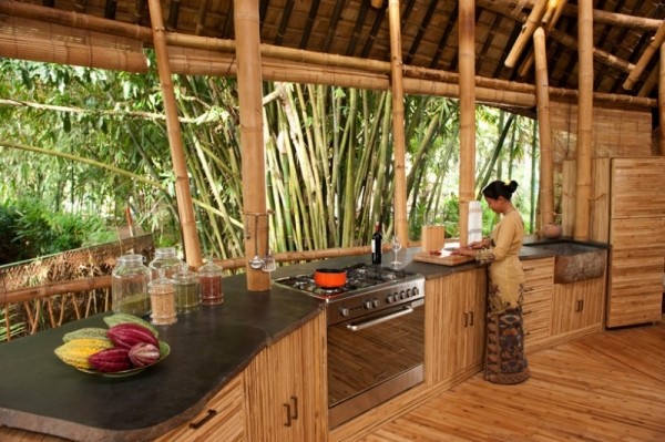 bambus-hus-bali-moderne-køkken-apparater