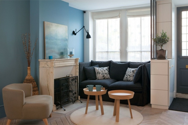 Farve stue himmelblå væg antracit sofa