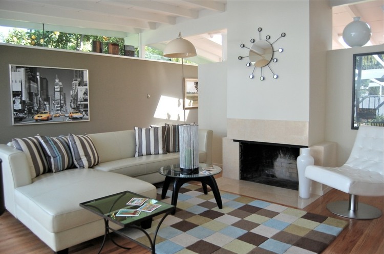 Farve stue beige væg hvid kaminhylde tæppe pastel firkantet