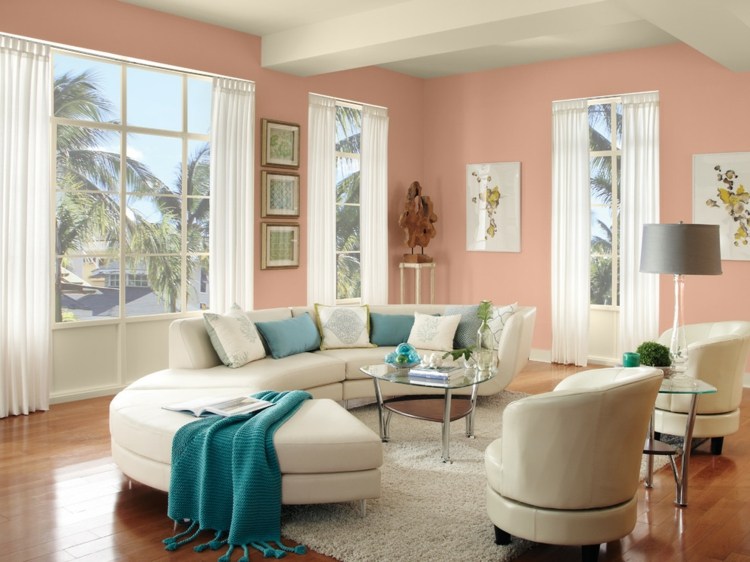 Stuen farve pink væg farve hvid opholdsstue blå sengetæppe