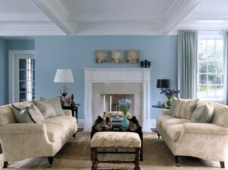 farve til stuen lyseblå beige sofaer elegant møbleringsvæg moderne
