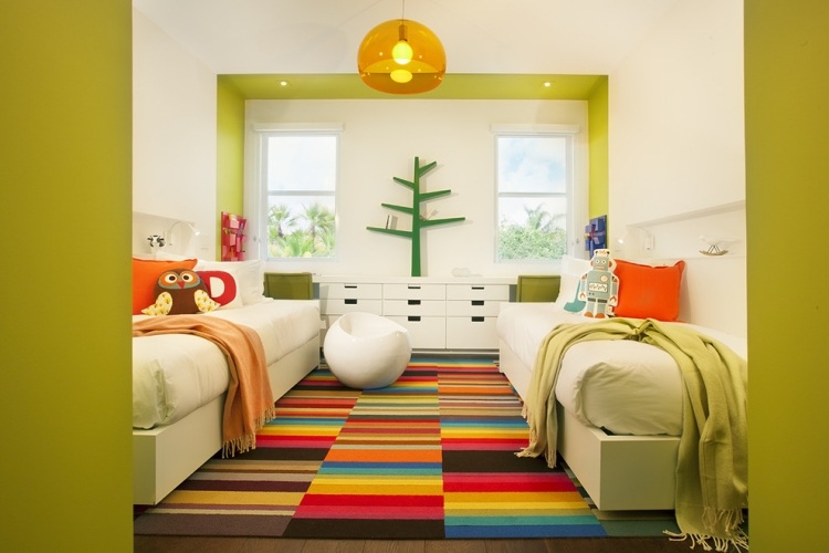 farver-børneværelse-hvide-møbler-maj-grøn-væg-accenter-farverige-tæppe