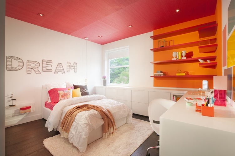 Farver i børneværelset-pige-rød-tæppe-orange-accent væg-hvide-møbler