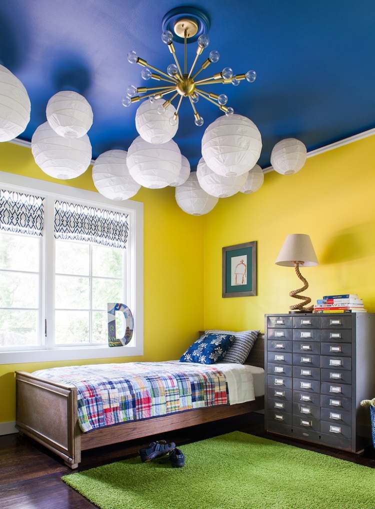 farver i børneværelset dreng-gul-væg-maling-kobolt-blå-loft-grøn-tæppe