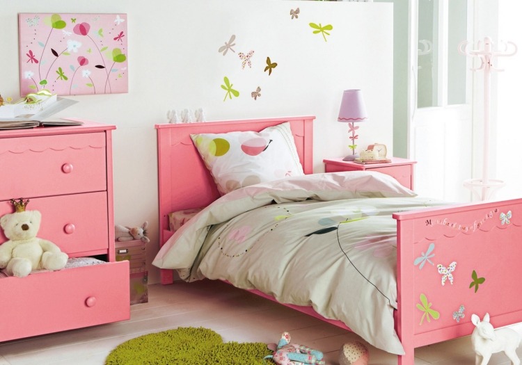 farver-planteskole-pige-pink-møbler-grøn-accenter-grå-hvid-væg-maling