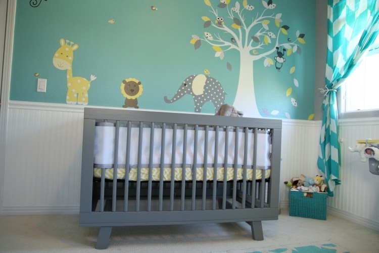 farver-baby-værelse-aqua-blå-gul-hvid-grå-væg-mærkat-træ-dyr