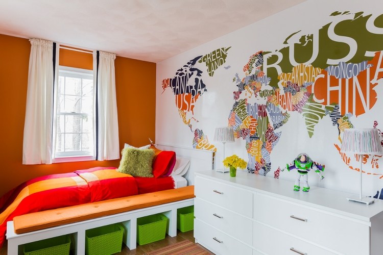 Farver i børneværelset orange-accent væg-grøn-accenter-vægdekoration-verdenskort