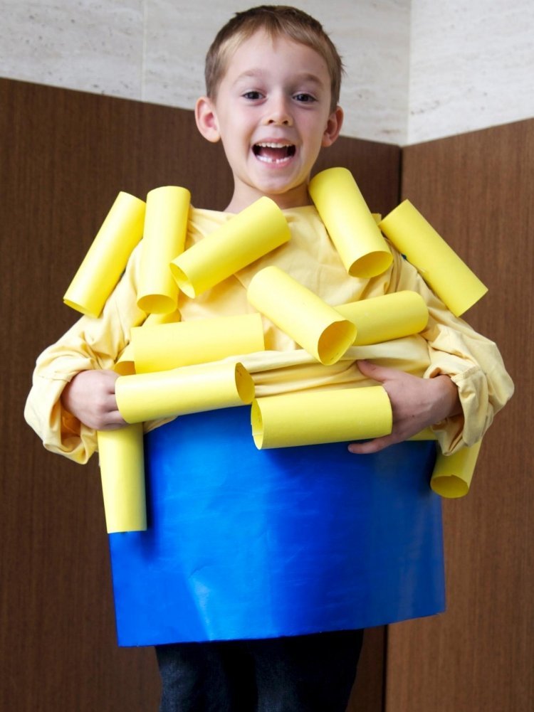 børn-karneval-kostumer-lave-pasta-æske-dreng-pap-kreativ