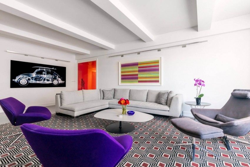 farve-design-ideer-nyc-lejlighed-moderne-hjørne-sofa-grå-lænestol-polstring-violet