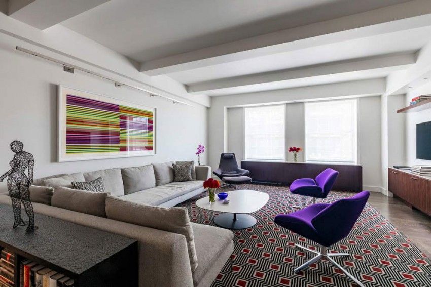 farve-design-ideer-nyc-lejlighed-moderne-stue-tæppe-geometrisk-sort-hvid-lænestol-violet