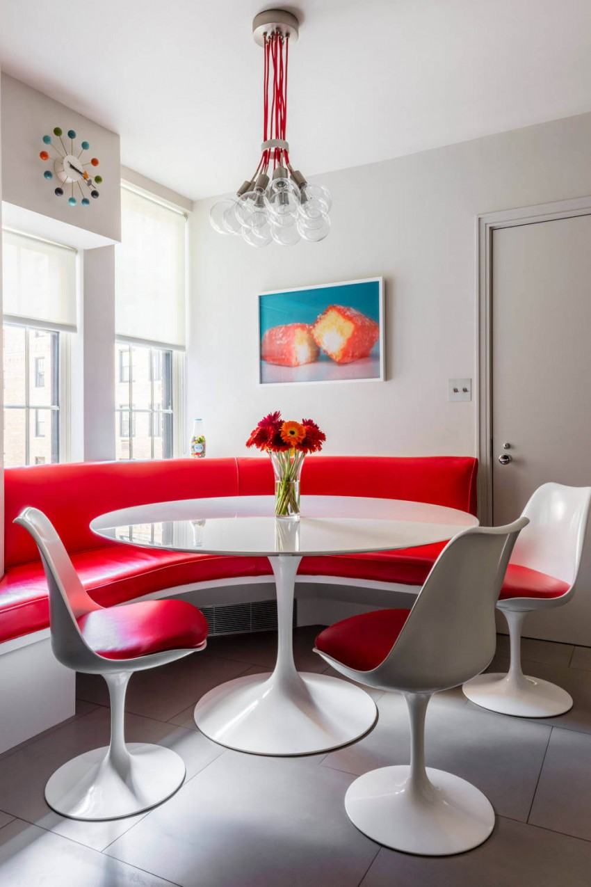 farve-design-ideer-nyc-appartement-siddepladser-tulipan-stol-rød-polstring-hvid-plast