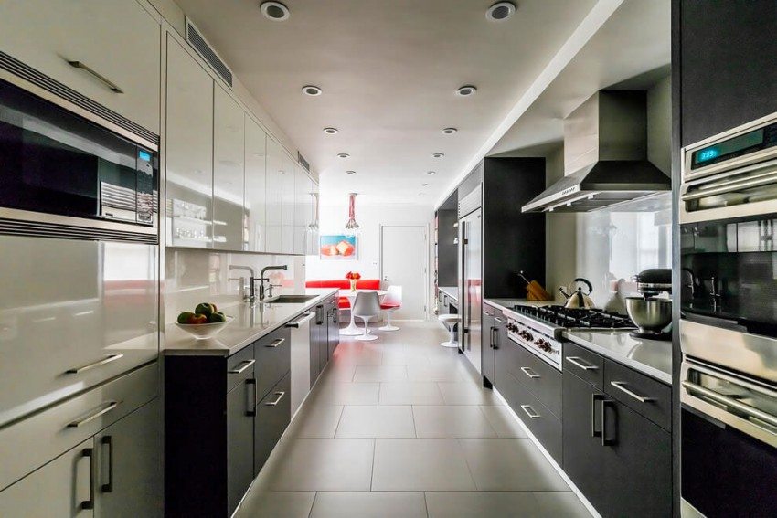 farve-design-ideer-nyc-lejlighed-køkken-moderne-sort-rustfrit stål-indirekte-belysning
