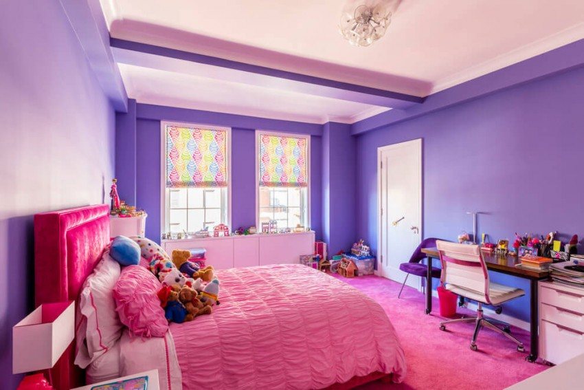 Farve design ideer -nyc-appartement-maedchenzimmer-lilla-væg maling-pink sengelinned-tæppe