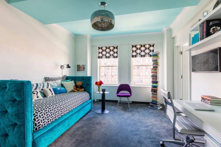 Farvedesign-ideer -nyc-appartement-børneværelse-hvid-turkis-buecherstappel-seng-sengegavl-tuftet