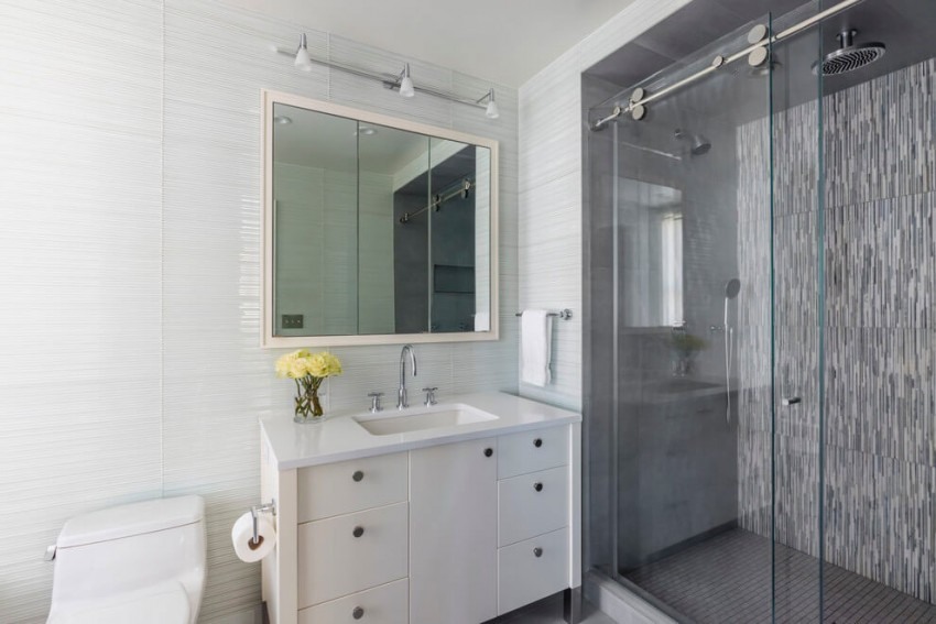 Farvedesign ideer -nyc-lejlighed-badeværelse-grå-hvid-bruser-glas væg-håndvask