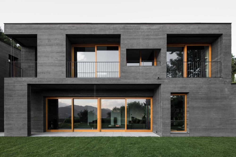 moderne villa udført i sort beton i kontrast til vinduesrammer