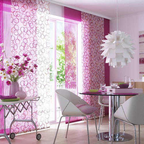 frisk-pink-farve-hvide-møbler