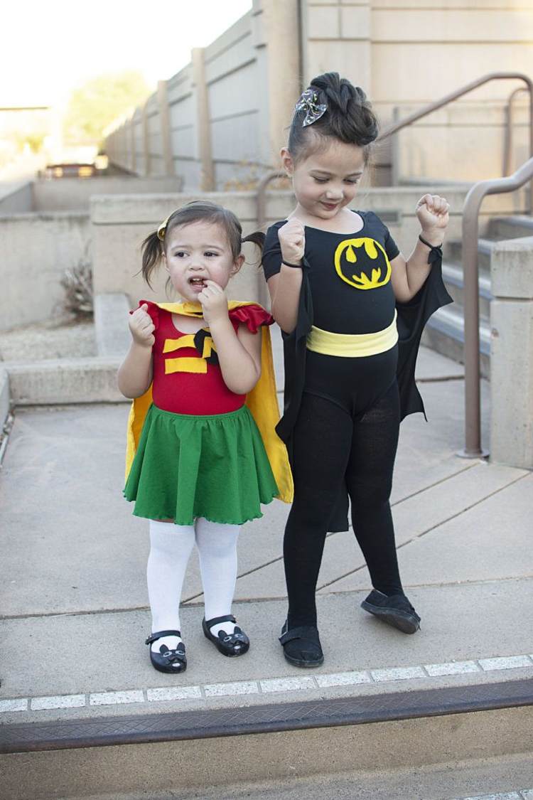 Superhelte Batman og Robin laver selv komiske kostumer