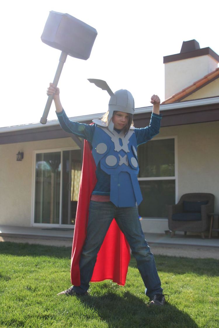 Thor hammer og forklædning laver selv komiske kostumer