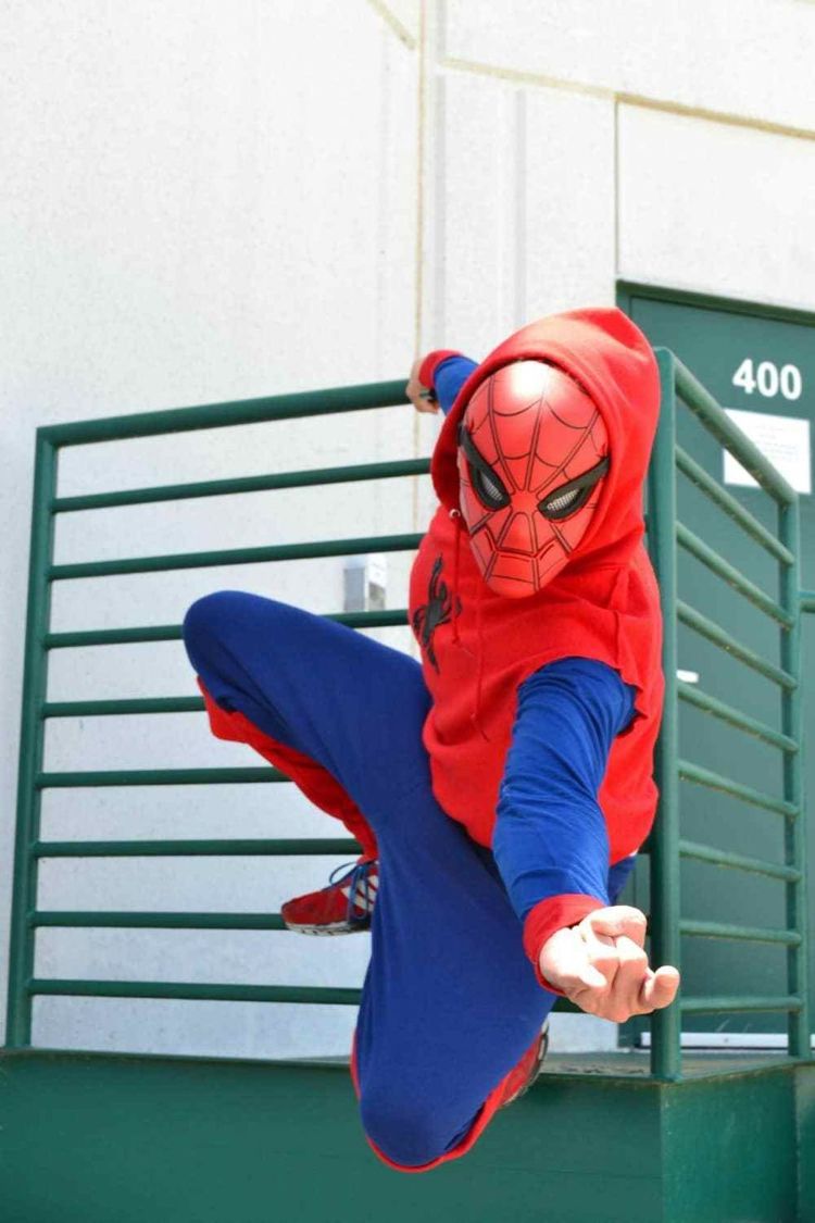 Tegneseriekostumer klæder sig ud som Spiderman til karnevalet