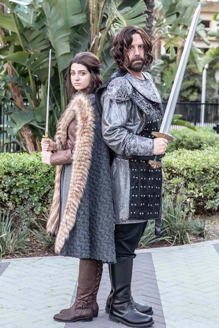 Kostumefilm og fjernsyn klæder sig selv ud som Arya Stark til karnevalet Aria Stark