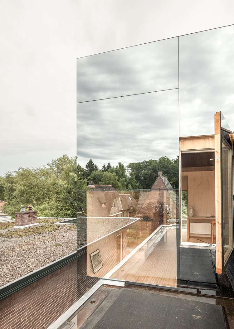 Glasfacade -spejl facade-træhus-spejling-spejl