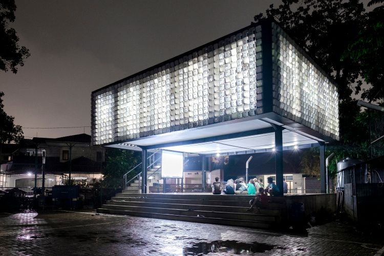 hus lavet af genbrugsmateriale facadekonstruktion moderne bæredygtigt design konstruktion genbrug genbrug mikrobibliotek bima