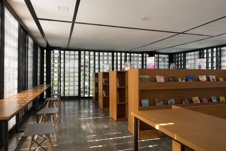 hus lavet af genbrugsmateriale facadekonstruktion moderne bæredygtigt design konstruktion genbrug mikrobibliotek sundae læsesal