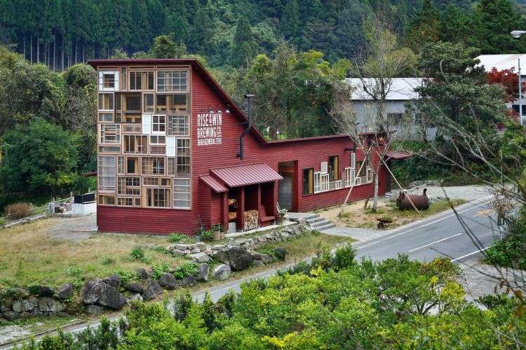 hus lavet af genbrugsmateriale facadekonstruktion moderne bæredygtigt design konstruktion genbrug genbrug gamle vinduer bryggeri japan