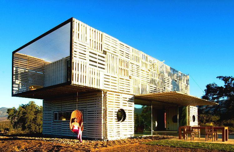 hus lavet af genbrugsmateriale facadekonstruktion moderne bæredygtigt design genbrugskonstruktion