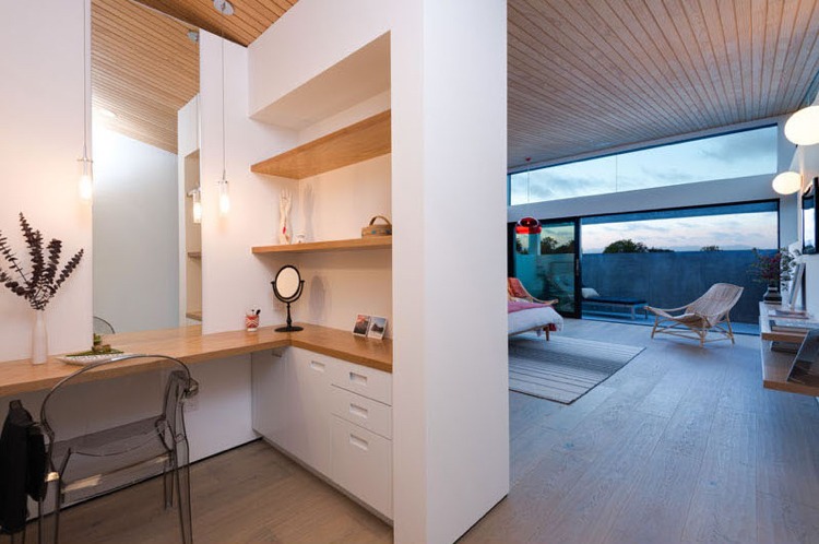 husfacade-grå-beton-terrasse-soveværelse-omklædningsrum