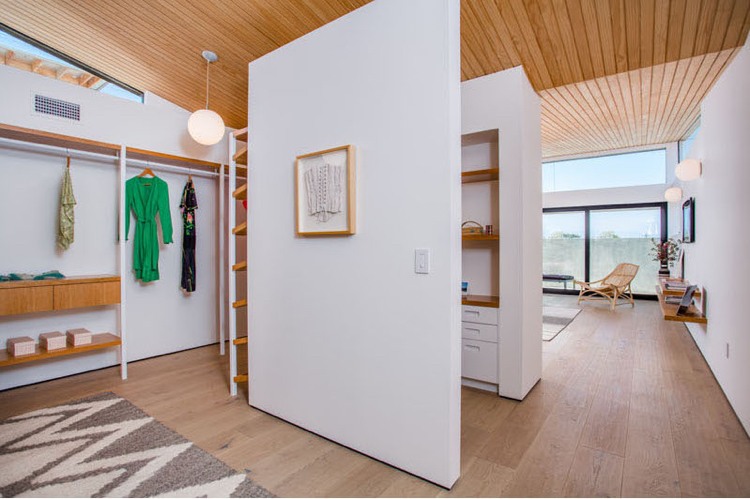lyst-interiør-walk-in-closet-hvid-væg-maling-træ