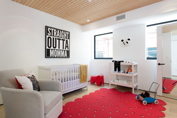 lyst-interiør-baby-værelse-hvidt-tæppe-rødt