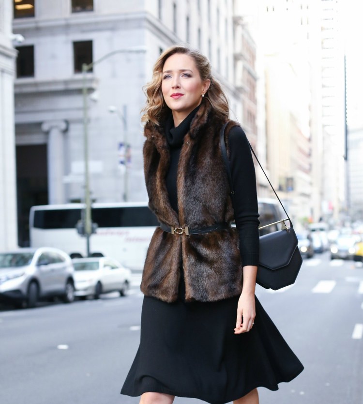 pelsvest kvinder bælte stil mode mørkebrunt outfit sort elegant