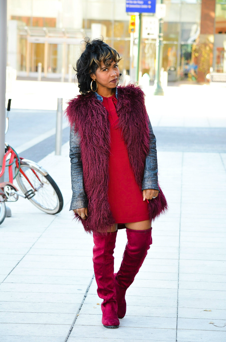 pelsvest damer stil mode rød kjole overkneestøvler