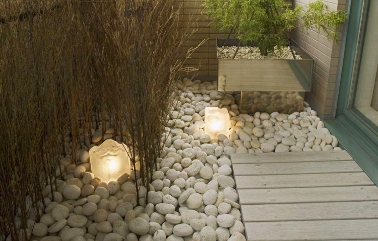Feng Shui havedesign hvid-flod-sten-metal-planter-gulvlamper