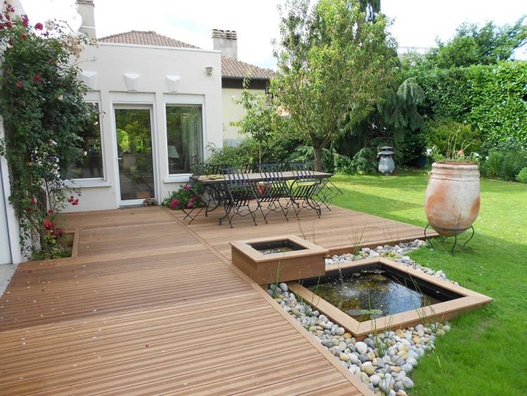 Feng Shui havedesign-træ-terrasse-mini-dam-sten-omgivet