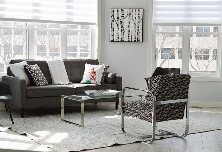 Mørkere vinduesplisseret hvid design sofa lænestol